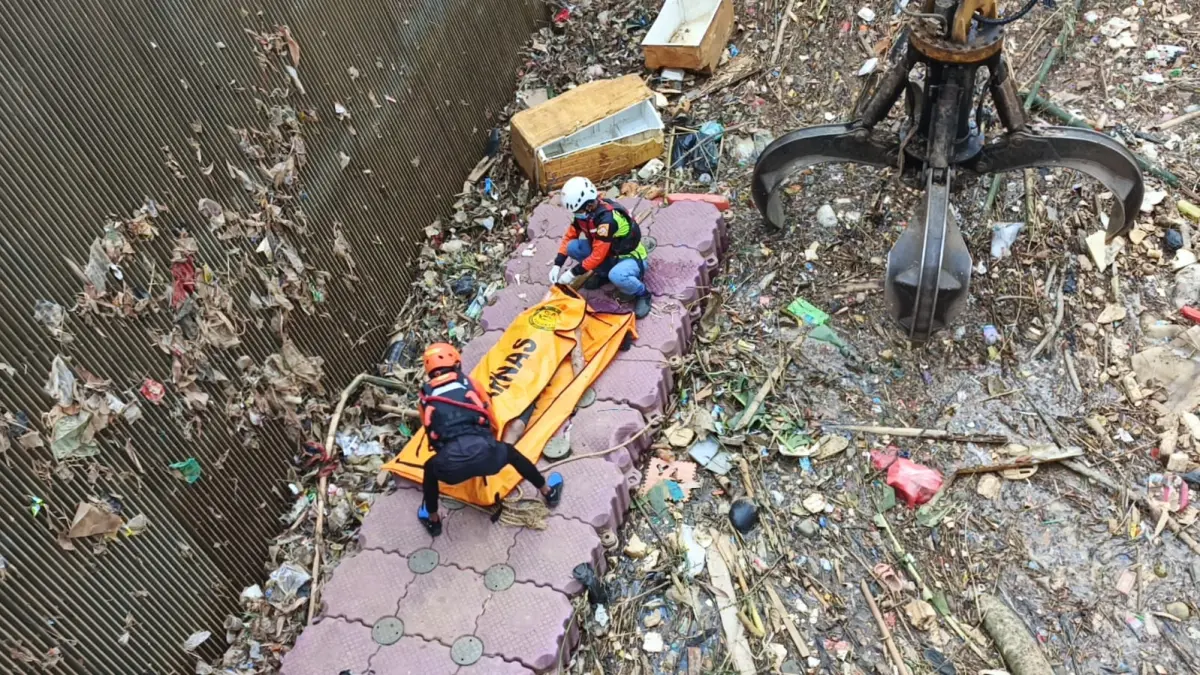 Evakuasi jenazah AR remaja asal Kota Depok yang hilang tenggelam di Sungai Ciliwung, (Foto : Kabid Damkar for Radar Bogor)
