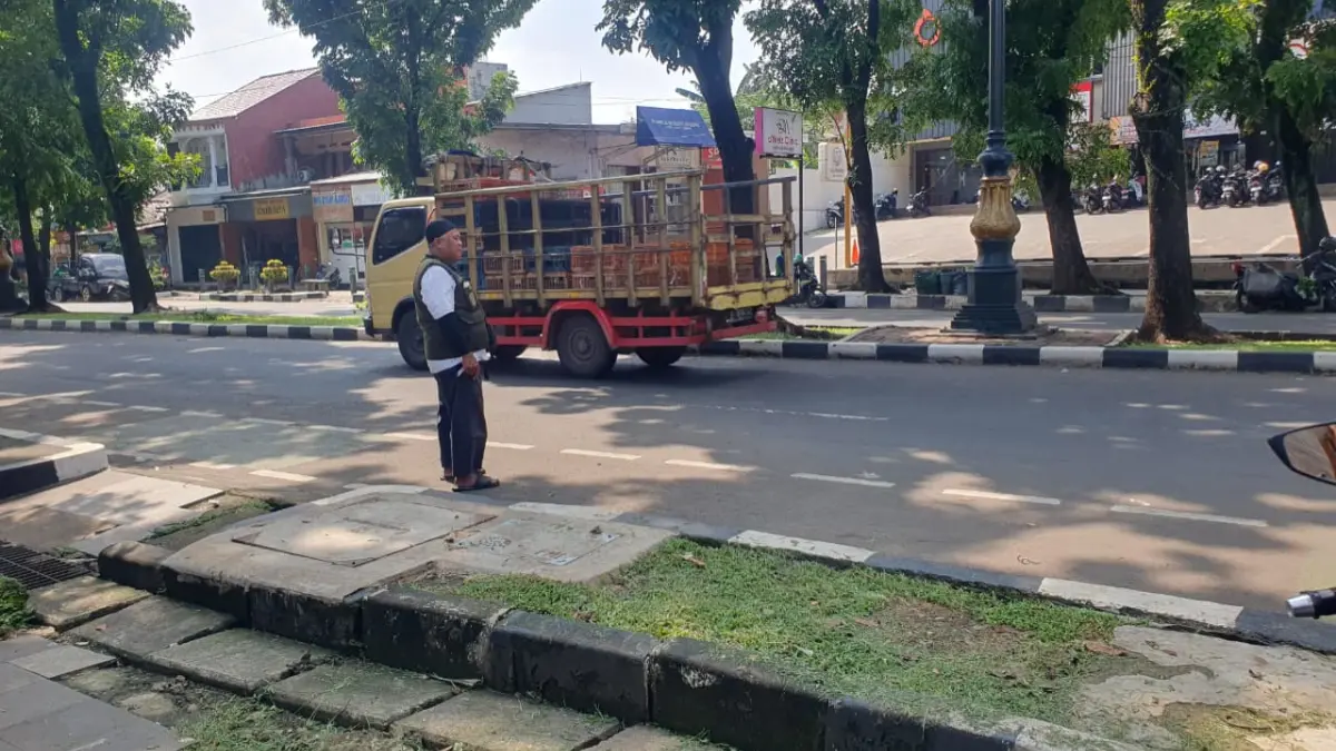 Jalan Kolonel Edy Yoso Martadipura atau jalur menuju Stadion Pakansari, Cibinong, Bogor sering terjadi banjir saat hujan deras. (Billy/Radar Bogor)