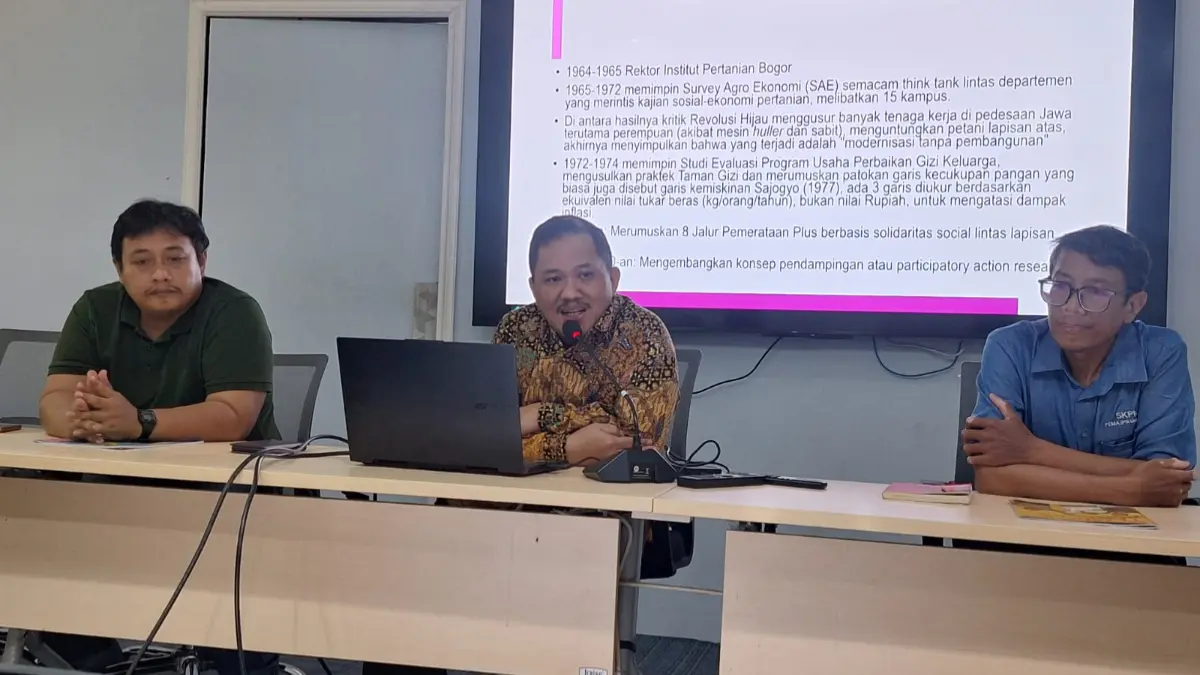 Kepala PSP3 IPB University, Ivanovich Agusta saat menjelaskan rangkaian Festival Literasi Kampus dan seminar internasional dalam peringatan 100 tahun Sayogyo di Perpustakaan IPB University. (Dede/Radar Bogor)