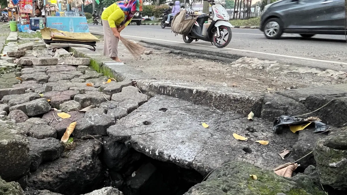 Kondisi terkini Jalan Abdullah Bin Nuh Kota Bogor pasca diterjang banjir, Selasa, 19 Mei 2026. (Aziz/Radar Bogor)