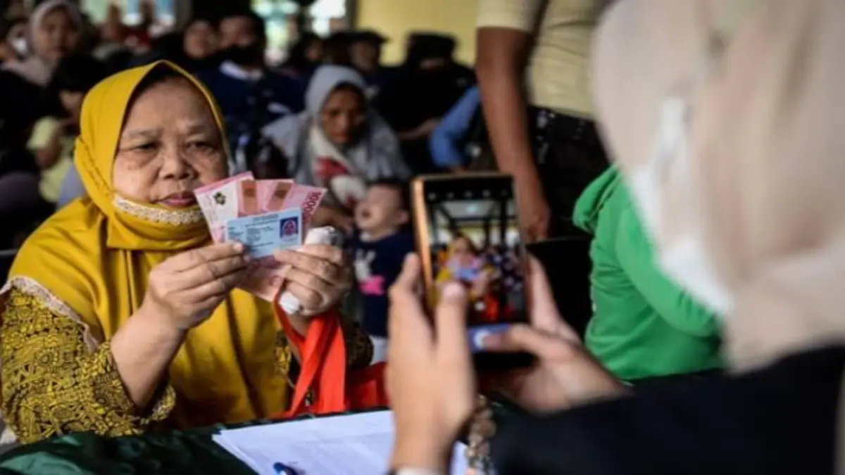 KPM menerima uang bansos. (menpan.go.id)