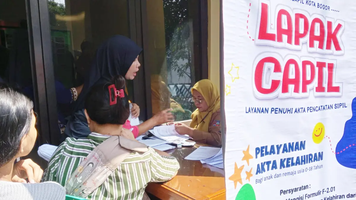 Pelayanan Lapak Capil Disdukcapil Kota Bogor di Aula Kelurahan Sukadamai. (Fikri/Radar Bogor)