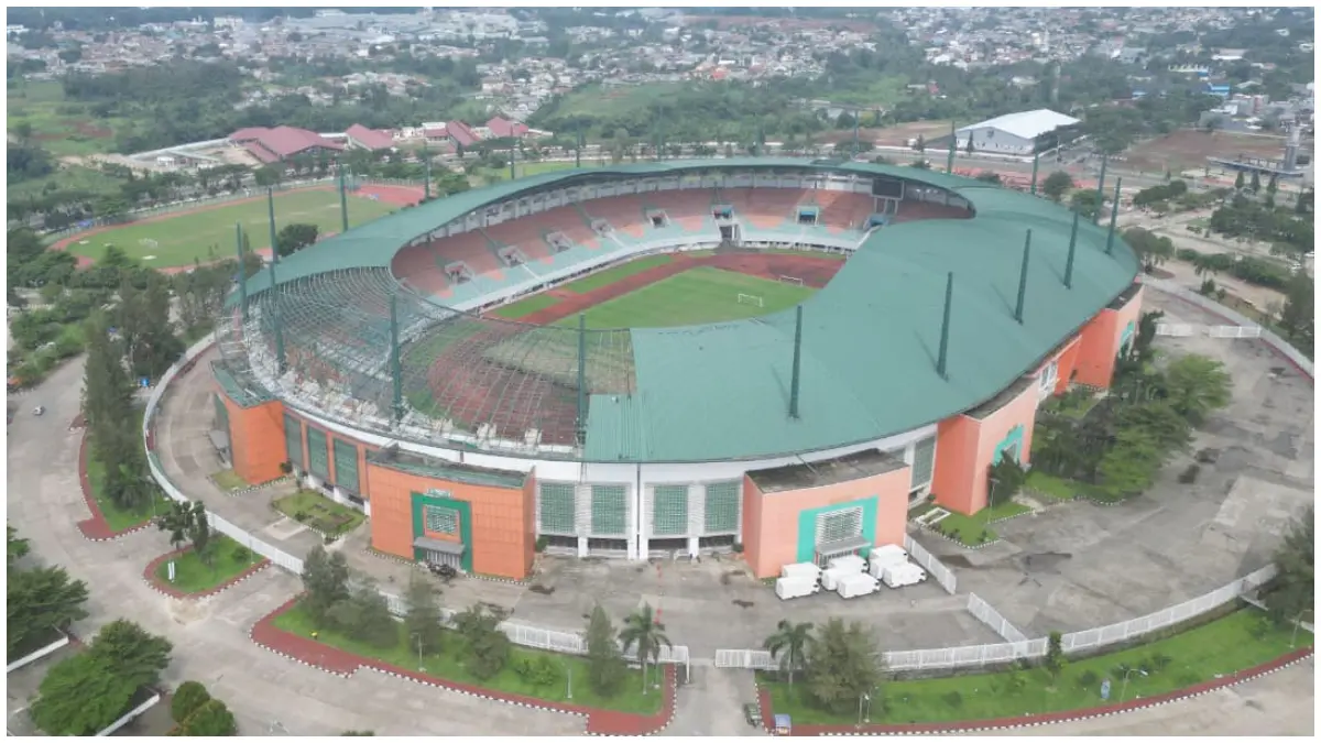 Perbaikan Atap Stadion Pakansari Bogor. (Foto: : Dzikry/Radar Bogor)