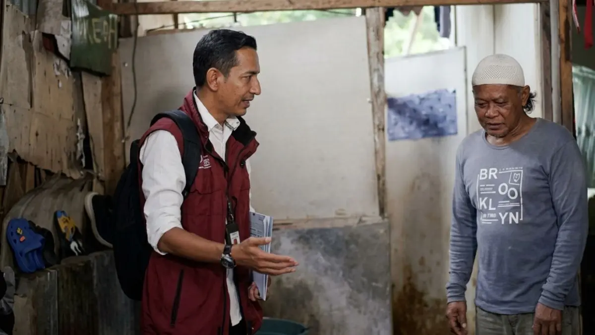 Petugas mendatangi rumah penerima Bansos. (Foto : Kemensos RI)