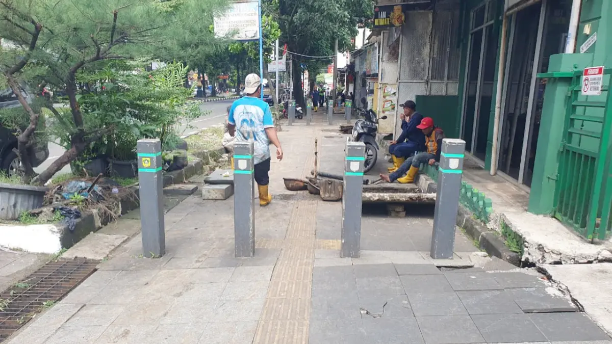 Petugas UPT Wilayah I Cibinong saat pembersihan drainase di Jalan Kolonel Edy Yoso, Cibinong Kabupaten Bogor. (Billy/Radar Bogor)