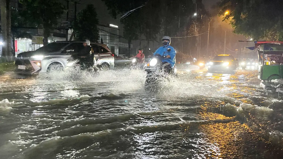 Sejumlah jalan di Kota Bogor terendam banjir saat hujan deras. Pemkot Bogor bakal memasang alat pendeteksi banjir di sejumlah wilayah. (Foto : Aziz Radar Bogor)