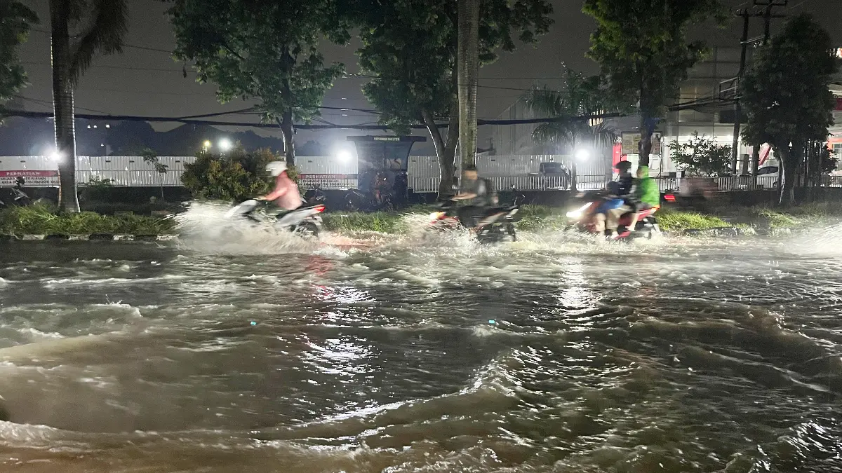Sejumlah jalan di Kota Bogor terendam banjir saat hujan deras. (Aziz Radar Bogor)