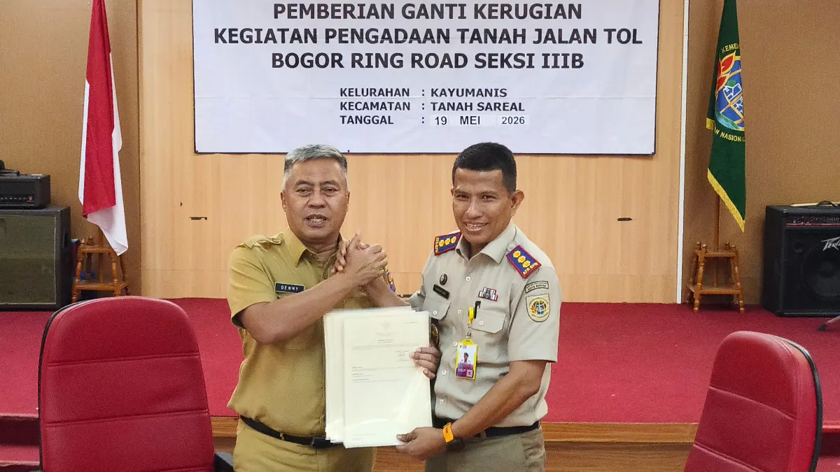 Sekretaris Daerah Kota Bogor, Denny Mulyadi, bersama Kepala Kantor Pertanahan Kota Bogor, Akhyar Tarfi, saat penandatanganan Surat Pelepasan Hak (SPH) tahap kedua pengadaan lahan Tol BORR Seksi IIIB. (Fikri/Radar Bogor)