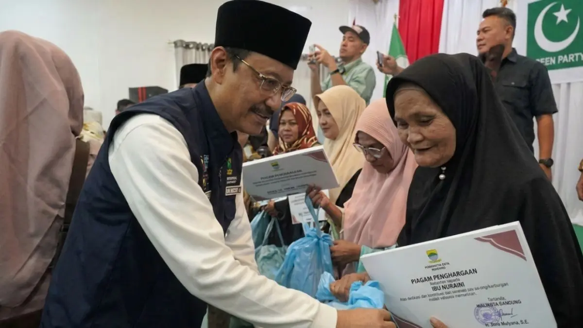 SIMBOLIS : Menteri Sosial Republik Indonesia, Saifullah Yusuf menyalurkan bansos. (Kemensos RI)