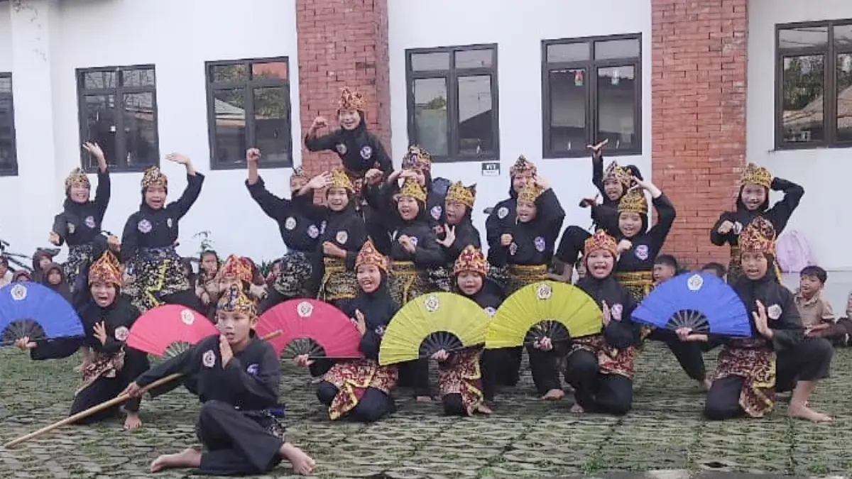 Siswa binaan Perguruan Silat Rajawali dari SDN Sukaresmi menampilkan aksinya di SDN Kencana 4 Kota Bogor Selasa, 19 Mei 2026. (Pipin/Radar Bogor)