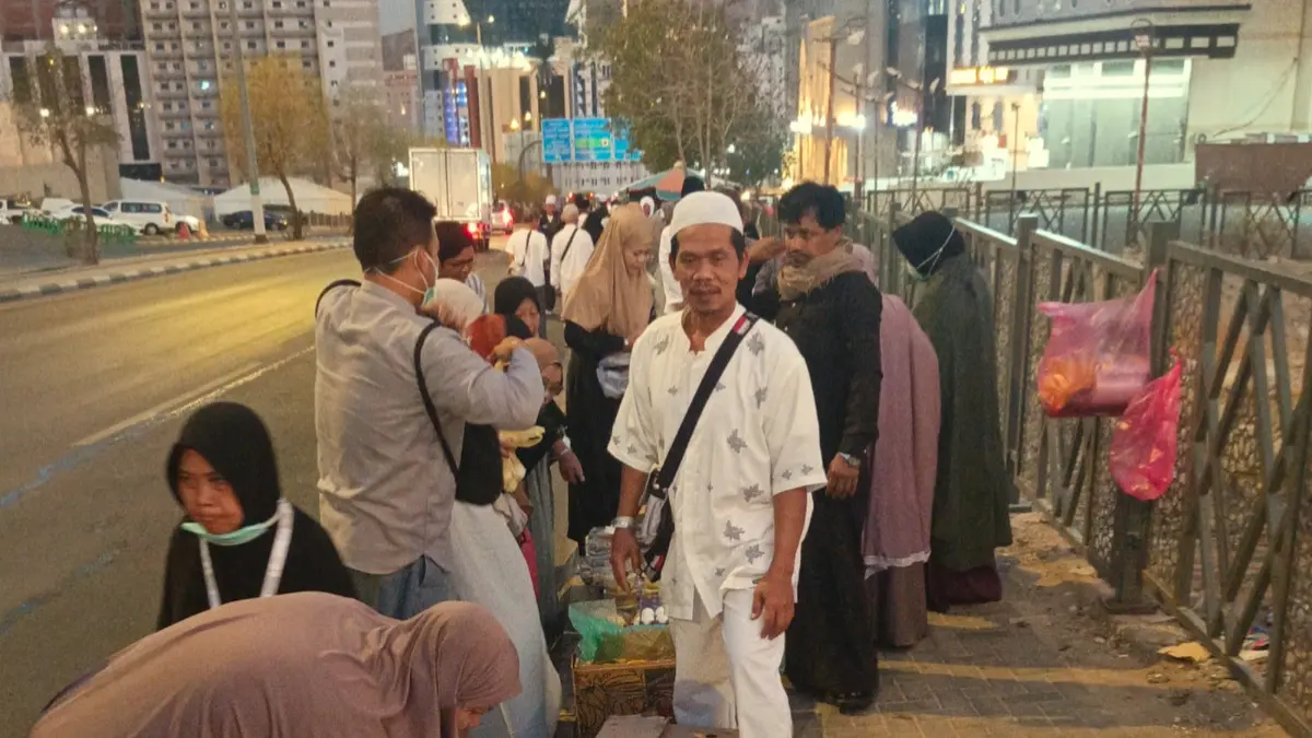 Suasana pasar kaget setelah subuh di Misfalah Makkah.