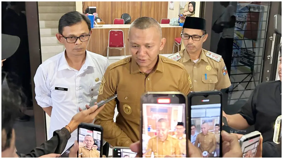 Wakil Wali Kota Bogor, Jenal Mutaqin saat dimintai keterangan. Ia mempersilahkan masyarakat memviralkan aksi pengamen yang bikin reseh. (Foto : Fauzan/Radar Bogor)