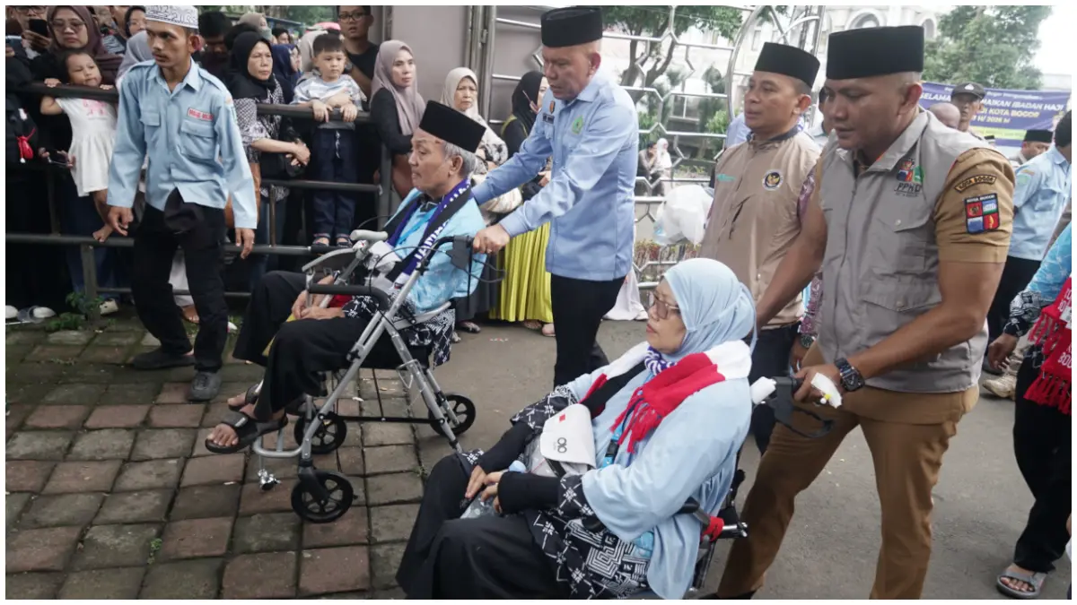Wakil Walikota Bogor, Jenal Mutaqin membatu mendorong kursi roda calon Jemaah Haji Kota Bogor saat pelepasan di Masjid Raya Senin 19 Mei 2026. (Foto : Sofiansyah/Radar Bogor)