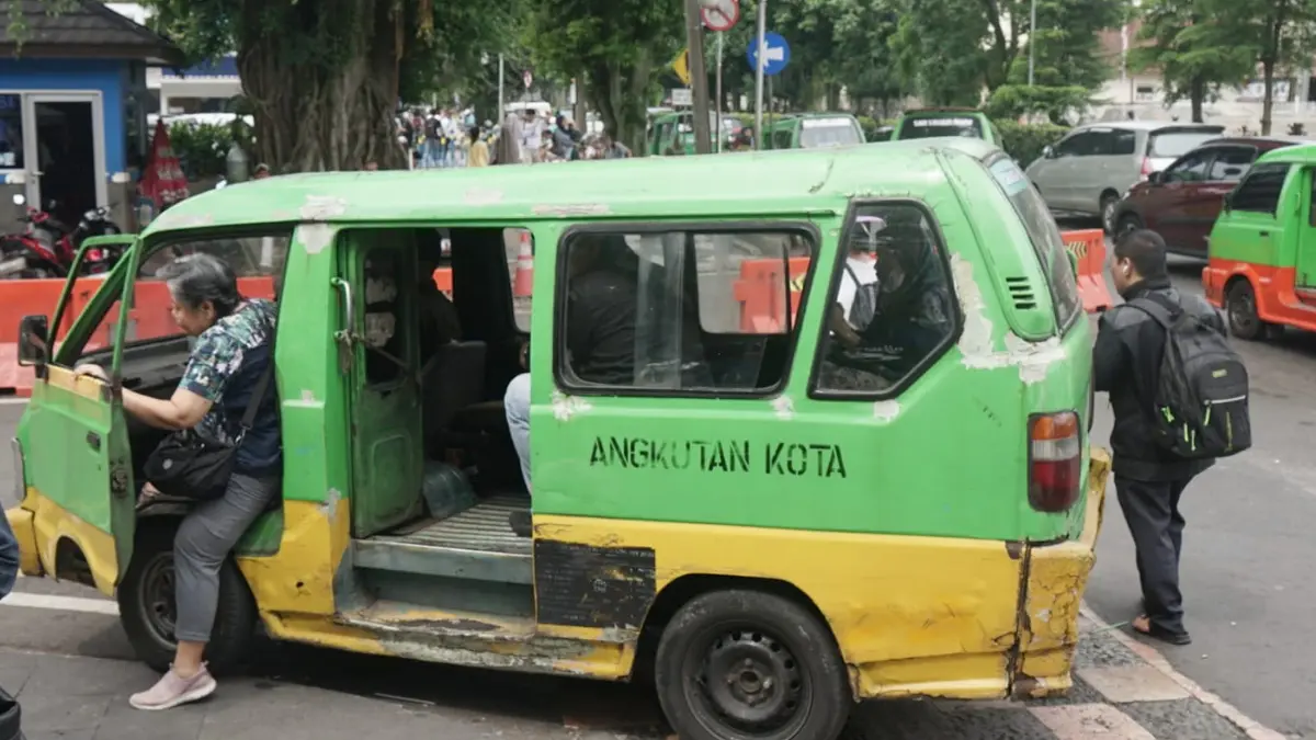 Angkot saat menunggu penumpang di Kota Bogor Rabu, 20 Mei 2026. Pemerintah Kota Bogor memastikan angkot yang berusia lebih dari 20 tahun tidak lagi boleh beroperasi. (Sofiansyah/Radar Bogor)