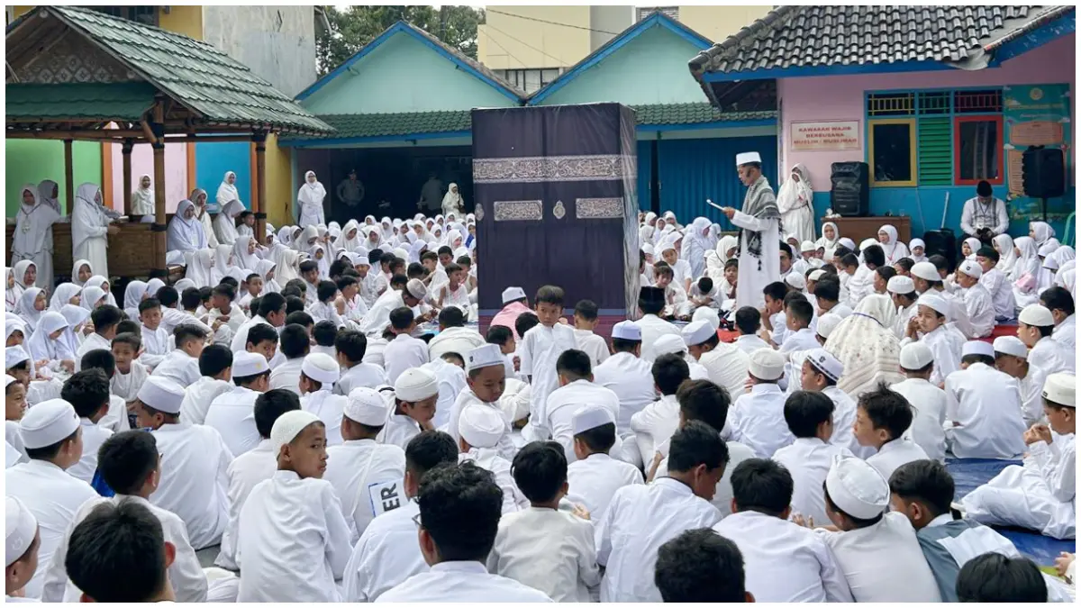 Suasana pelaksanaan manasik haji siswa Yayasan Birrul Waalidain. (Foto : Fauzan/Radar Bogor)