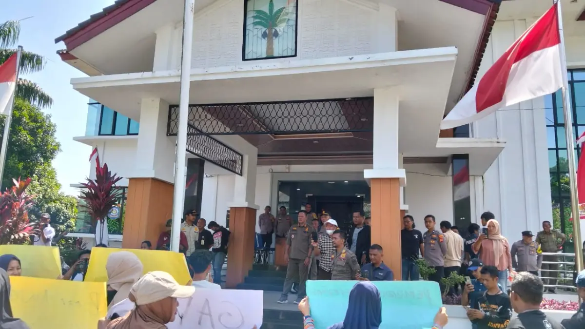 Aksi massa yang menyoal dugaan pungli Kepala SMPN 1 Rancabungur Bogor. Foto: IST