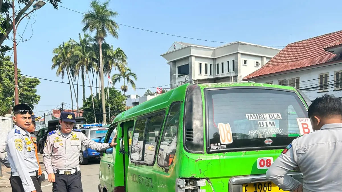 Angkot tua yang terjaring razia Dishub Kota Bogor dikandangkan untuk pemeriksaan fisik dan administrasi sebelum dikembalikan kepada pemiliknya. (Foto: Dishub for Radar Bogor)