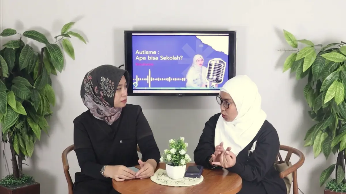 Dokter RSUD Kota Bogor, dr Adilla Hikma Zakiati, Sp.KFR (kanan) membahas terkait autisme.