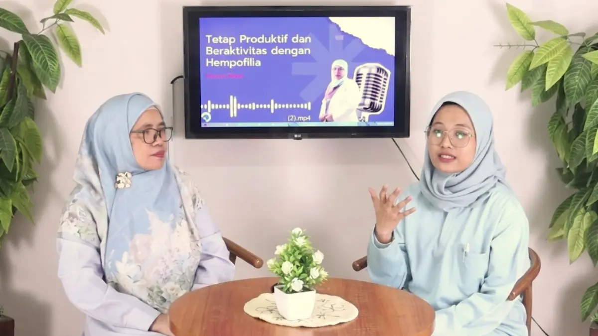 Dokter spesialis anak RSUD Kota Bogor, dr Sri Utami, Sp.A., M.Kes (kiri) saat memberikan penjelasan terkait Hemofilia.  (Foto : Yt RSUD Kota Bogor)