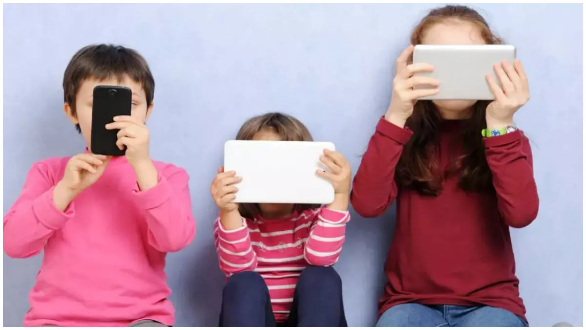 Ilustrasi anak bermain gadget. RSUD R Moh Noh Nur ingatkan penyakit Myopia 