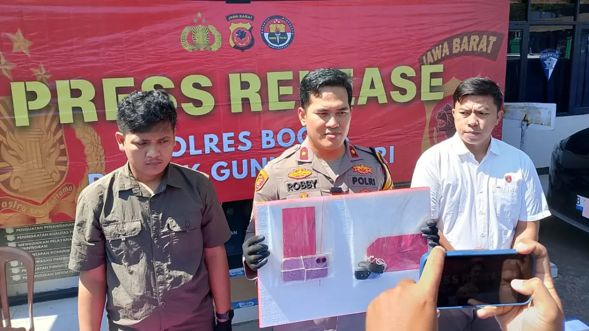 Kapolsek Gunung Putri Kompol Aulia Robby saat memberikan keterangan soal kasus dugaan penganiayaan dan pengerusakan di Mapolsek Gunung Putri, Kecamatan Gunung Putri, Kabupaten Bogor, Kamis, 21 Mei 2026. Foto: Muhammad Ali/Radar Bogor