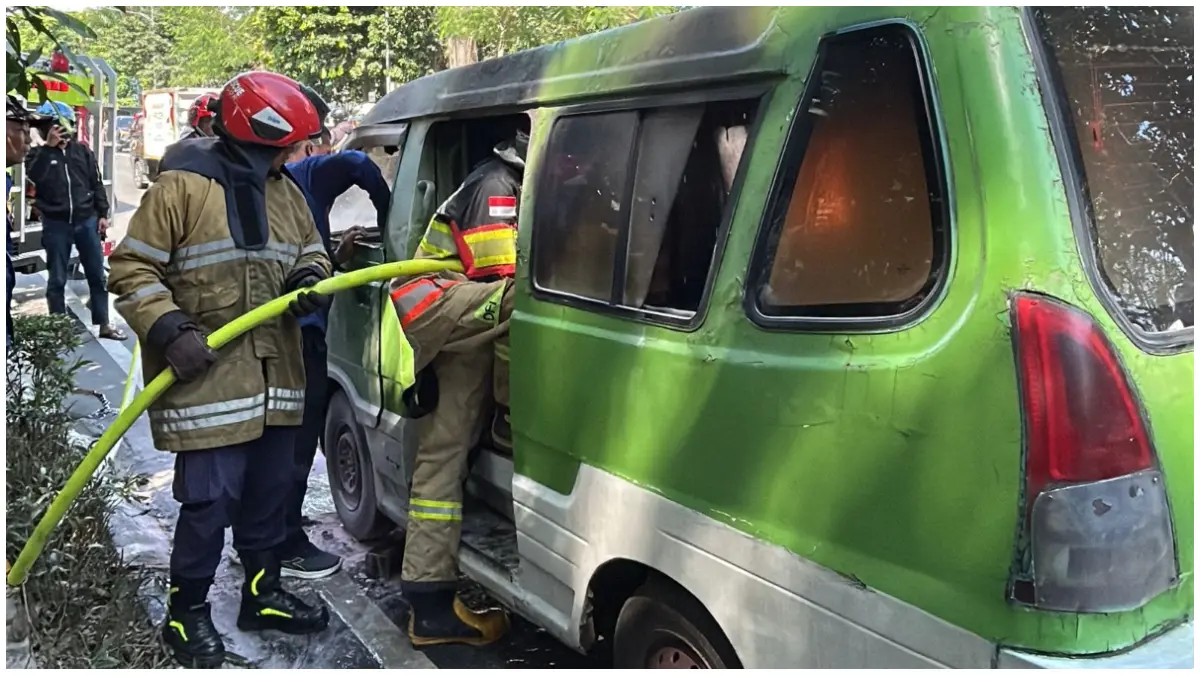 Personel Damkar saat melakukan pemadaman angkot yang terbakar di Jalan Sudirman, Kota Bogor. (Foto : Fauzan/Radar Bogor)