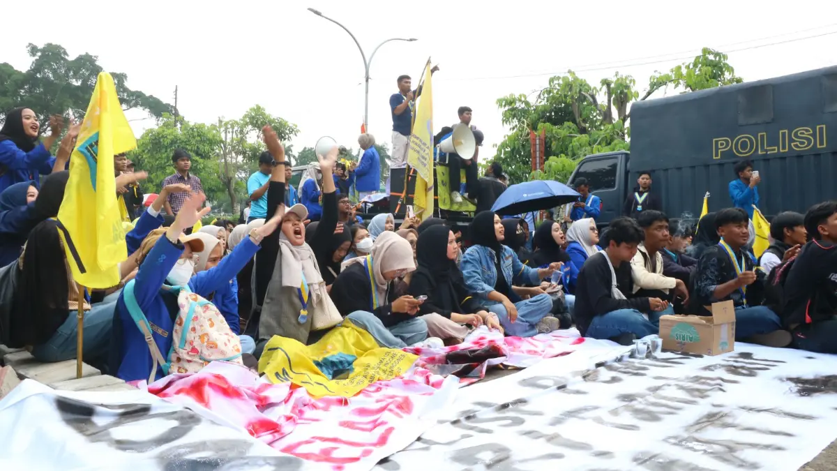 Sejumlah mahasiswa yang tergabung di PMII saat mendatangi Komplek Perkantoran Pemkab Bogor. Foto: Hendi Novian/Radar Bogor