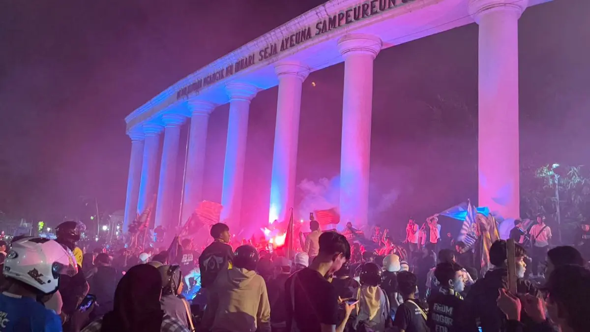 Ilustrasi: Bobotoh saat merayakan kemenangan Persib Bandung atas PSM Makassar di Tugu Kujang Kota Bogor, Minggu, 17 Mei 2026 lalu. (Dzikry/Radar Bogor)