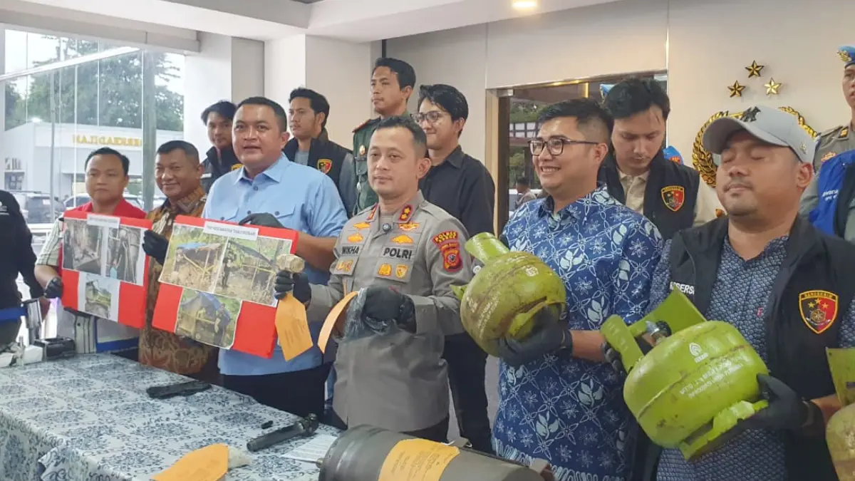 Kapolres Bogor AKBP Wikha Ardilestanto bersama Bupati Bogor Rudy Susmanto dalam konferensi pers di Mapolres Bogor, Jumat, 22 Mei 2026. (Hendi Novian/Radar Bogor)