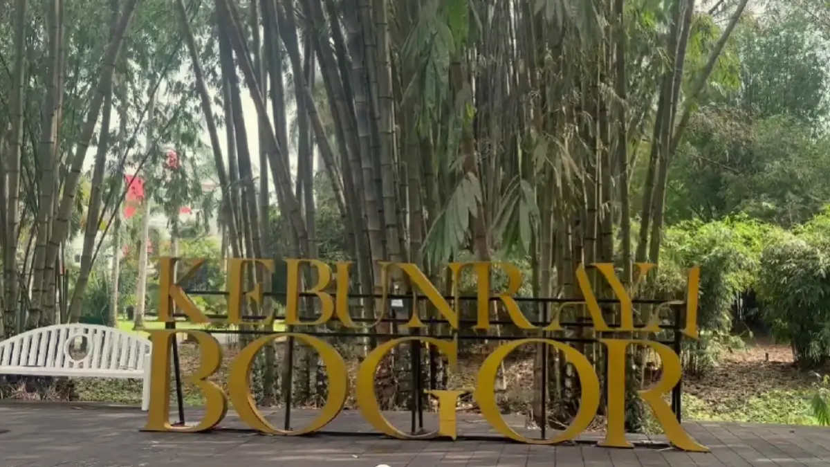Kebun Raya Bogor jadi salah satu area favorit masyarakat.
