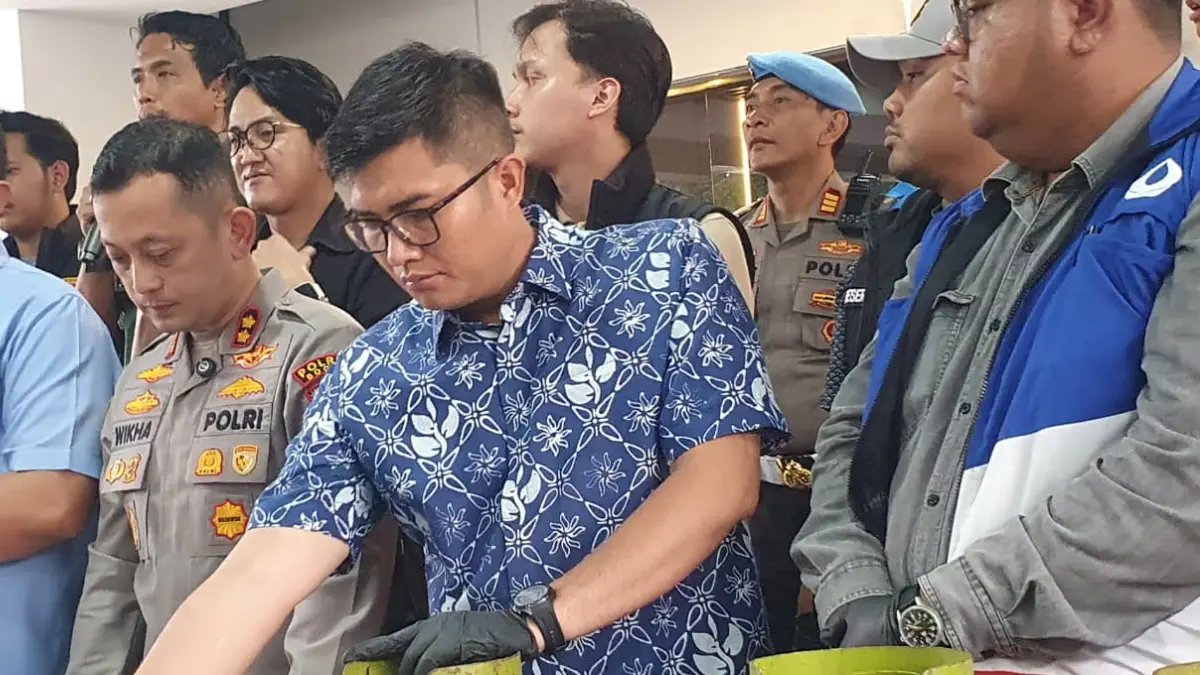 Ketua DPRD Kabupaten Bogor Sastra WInara hadir dalam konferensi pers terkait ungkap kasus tindak pidana migas oleh Polres Bogor. (Hendi Novian/Radar Bogor)