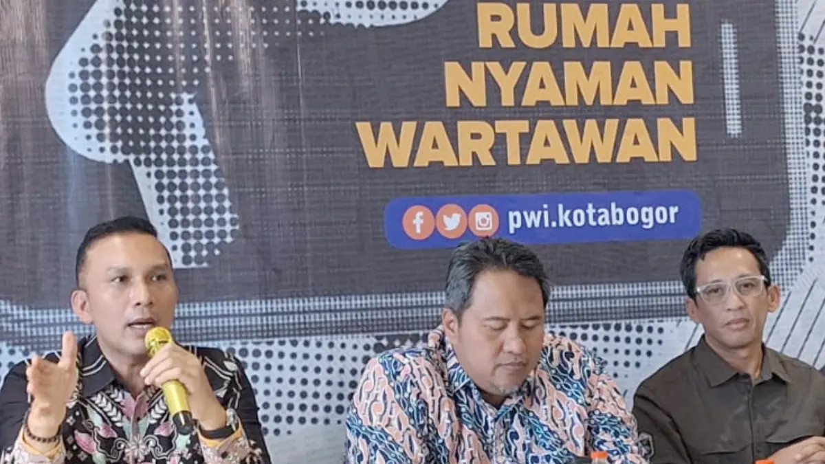 Direktur Pelayanan dan Bisnis Perumda Tirta Pakuan Kota Bogor, Muzakkir Abdullah menunjukkan komitmen perusahaan dalam menata aset dan mengembangkan bisnis non-air guna meningkatkan PAD serta memperkuat pelayanan air bersih bagi masyarakat. (Dede/Radar Bogor)