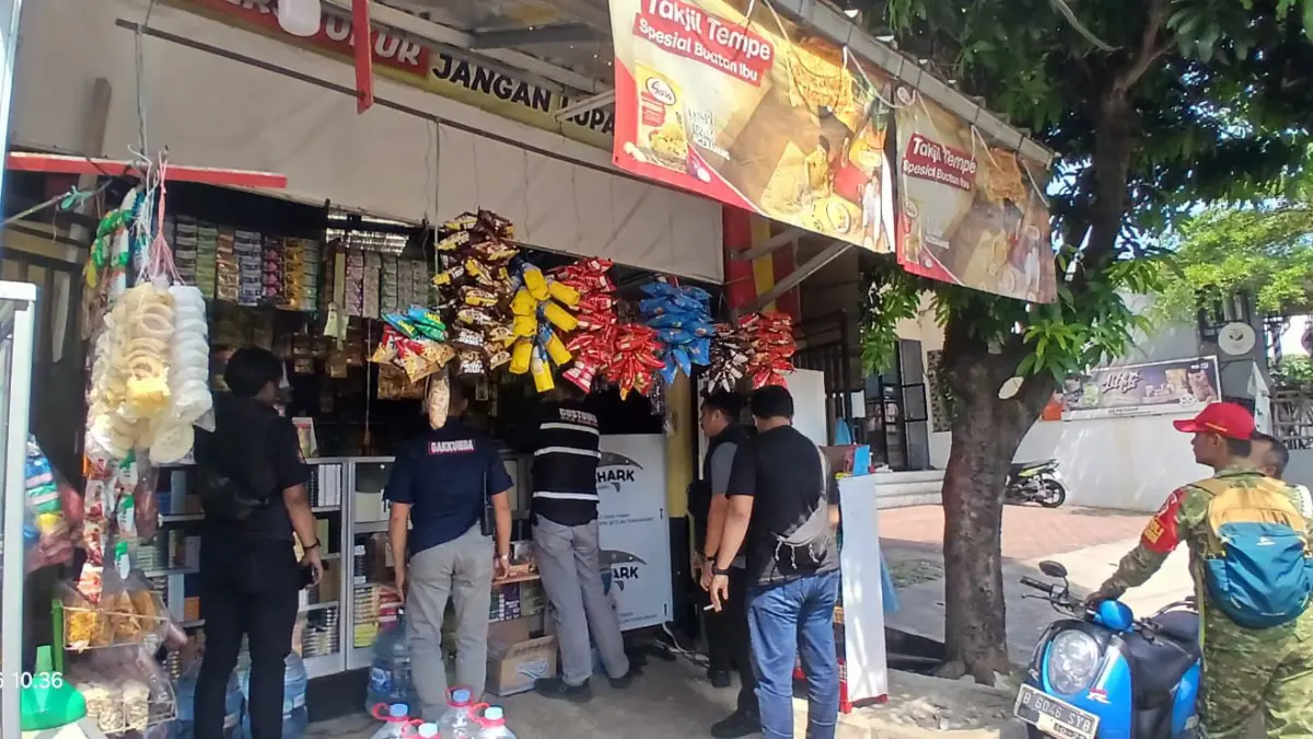 Satpol PP Kota Bogor saat sidak warung klontong yang menjual rokok ilegal. Foto: Satpol PP for Radar Bogor