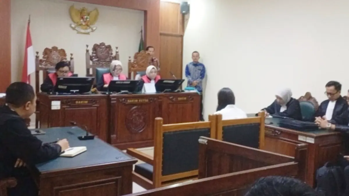 Terdakwa kasus pelanggaran kepabeanan, Julia Djohar Tobing, menjalani persidangan di Pengadilan Negeri Cibinong, Kabupaten Bogor. Majelis hakim menjatuhkan vonis satu tahun penjara dan denda Rp50 juta dalam perkara tersebut.