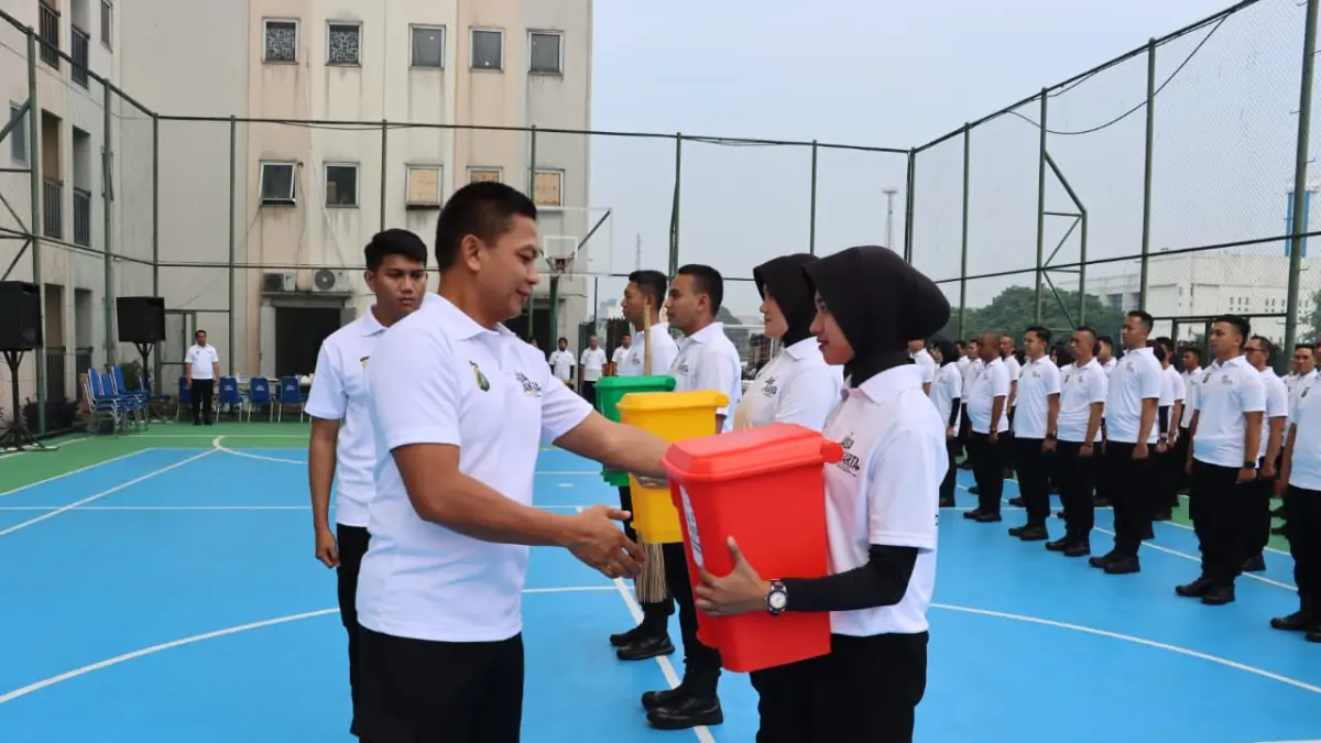 Kapolres Metro Depok Kombes Pol Abdul Waras membagikan tempat sampah Sabtu 23 Mei 2026, Untuk mengatasi persoalan sampah, seluruh polisi di Kota Depok wajib untuk memilah sampah. 