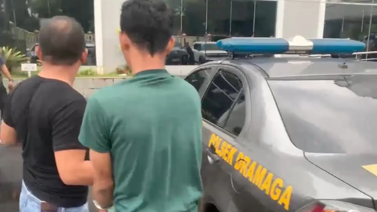 Kapolsek Dramaga, Iptu Agripinys Motani Zalukhu saat membawa pelaku (baju hijau) ke Mapolres Bogor. (Dok. Polsek Dramaga)