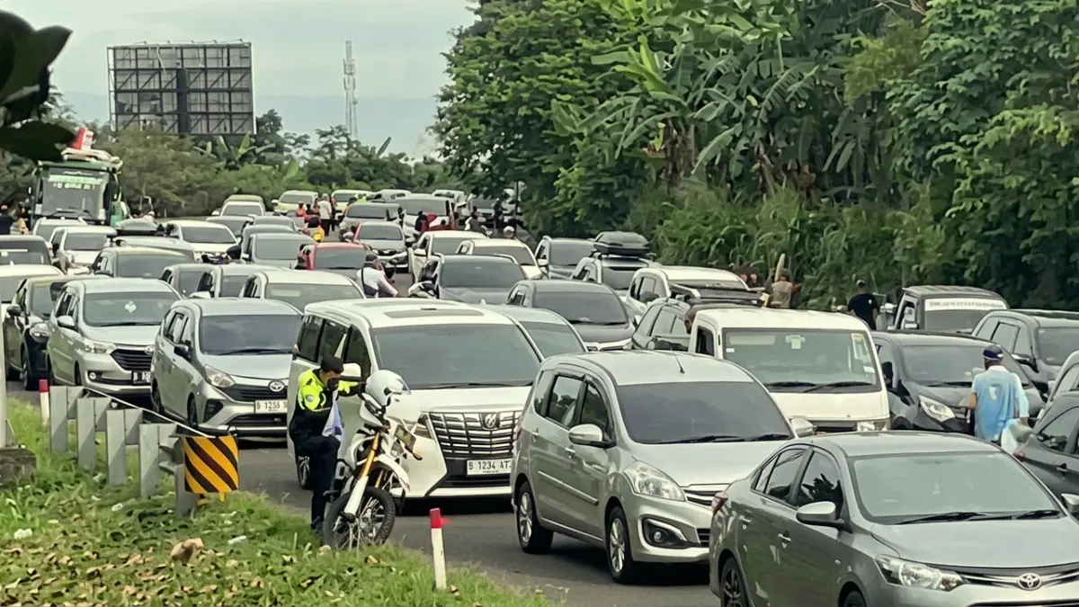 Kendaraan wisatawan sedang menuju kawasan Puncak, Kabupaten Bogor.