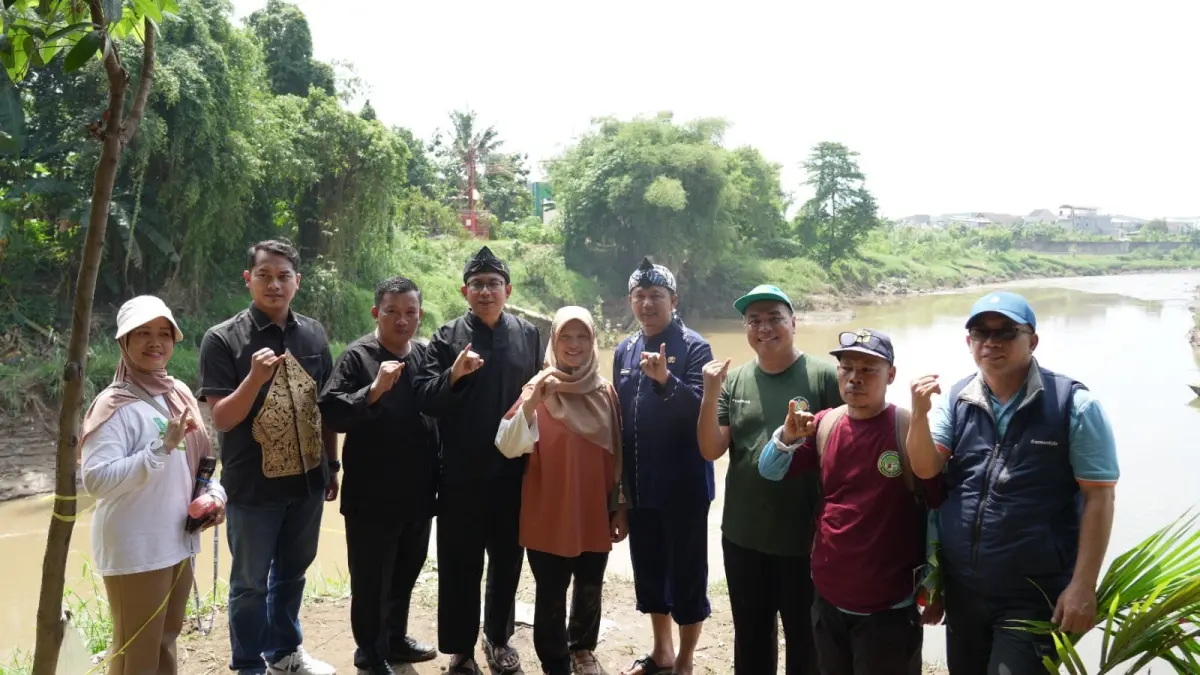 Pemerintah dan warga saat melakukan penangkapan ikan sapu-sapu di Sungai Cileungsi Bogor. (Foto: Diskominfo for Radar Bogor)