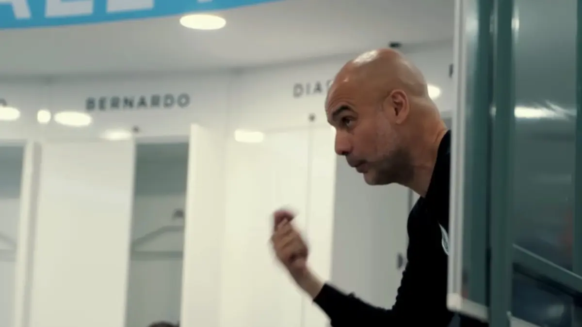 Pep Guardiola saat memberikan arahan kepada para pemain Manchester City di ruang ganti.