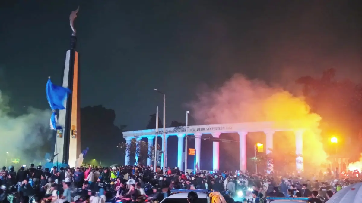 Ribuan Suporter Persib Padati Tugu Kujang Kota Bogor, Nyalakan Suar dan Nyanyikan Yel-Yel Usai Tim Juara Super League 2025/2026