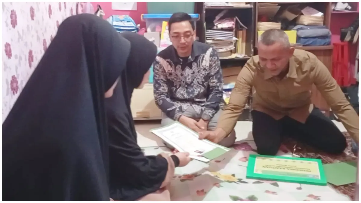 Wakil Wali Kota Bogor, Jenal Mutaqin didampingi Ketua Komisi IV DPRD Kota Bogor, Fajar Muhammad Nur bersama jajaran meninjau langsung rumah penerima bantuan pendidikan dari Pemkot Bogor. (Foto: Fikri/Radar Bogor)