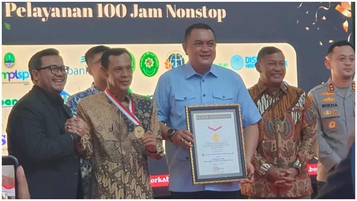 Bupati Bogor, Rudy Susmanto didampingi Wakil Bupati saat menerima piagam rekor MURI pada Gebyar Pelayanan 100 jam nonstop. (Foto : Billy/Radar Bogor)