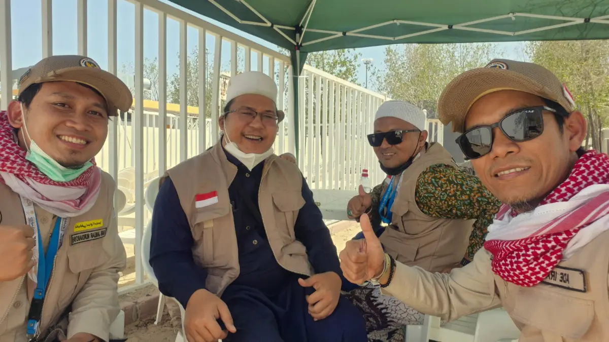 Ketua Kloter JKS 03 Ade Irawan (kanan), pendamping jamaah haji Kloter JKS 03 Kabupaten Bogor Ikbal Farisi (kedua kanan) dan pendamping lainnya saat di tanah suci, Minggu 24 Mei 2026.