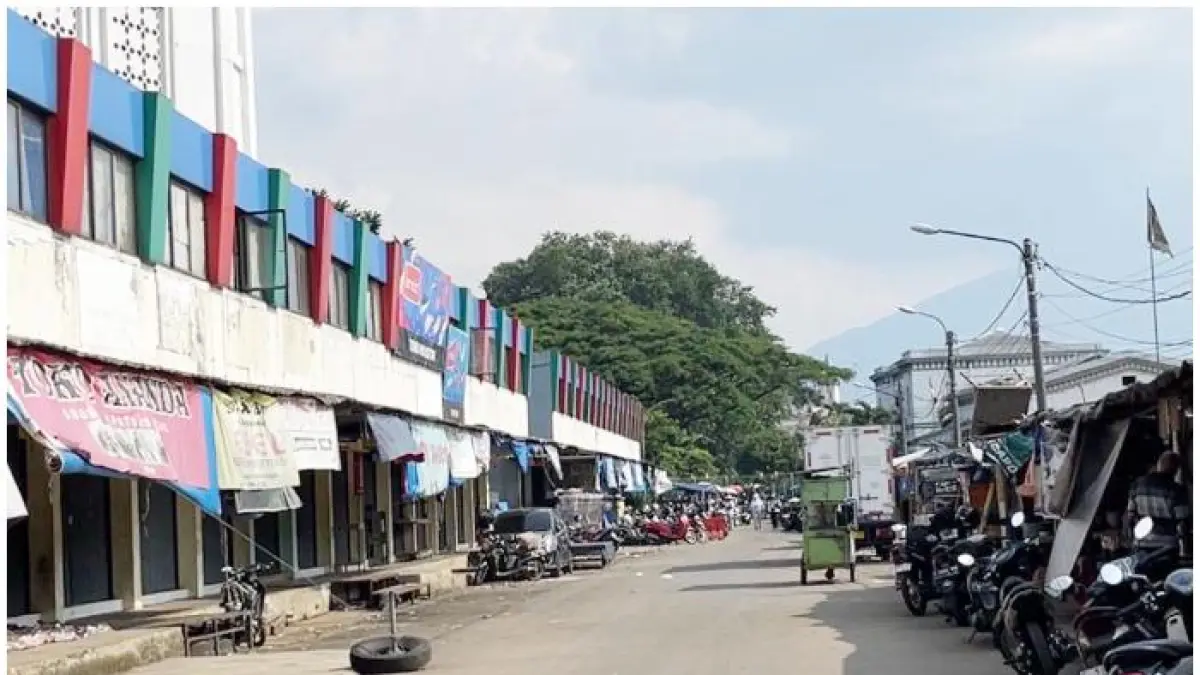 Kondisi terkini Jalan Nyi Raja Permas Kota Bogor. Lokasi ini akan disulap jadi zona PKL baru. (Foto : Sofyansyah/Radar Bogor)