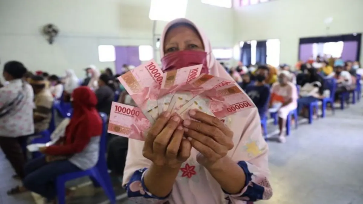 KPM menerima bansos BLT Kesra Rp900 ribu melalui Pos. (Foto: diskominfo.kedirikota.go.id)
