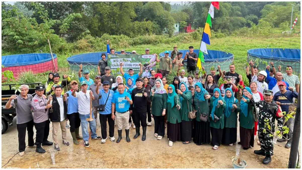 Pemerintah Kecamatan Jonggol bersama Pemerintah Desa dan Masyarakat saat melakukan aksi bersih lingkungan serta penanaman pohon. (Foto: Camat for Radar Bogor)