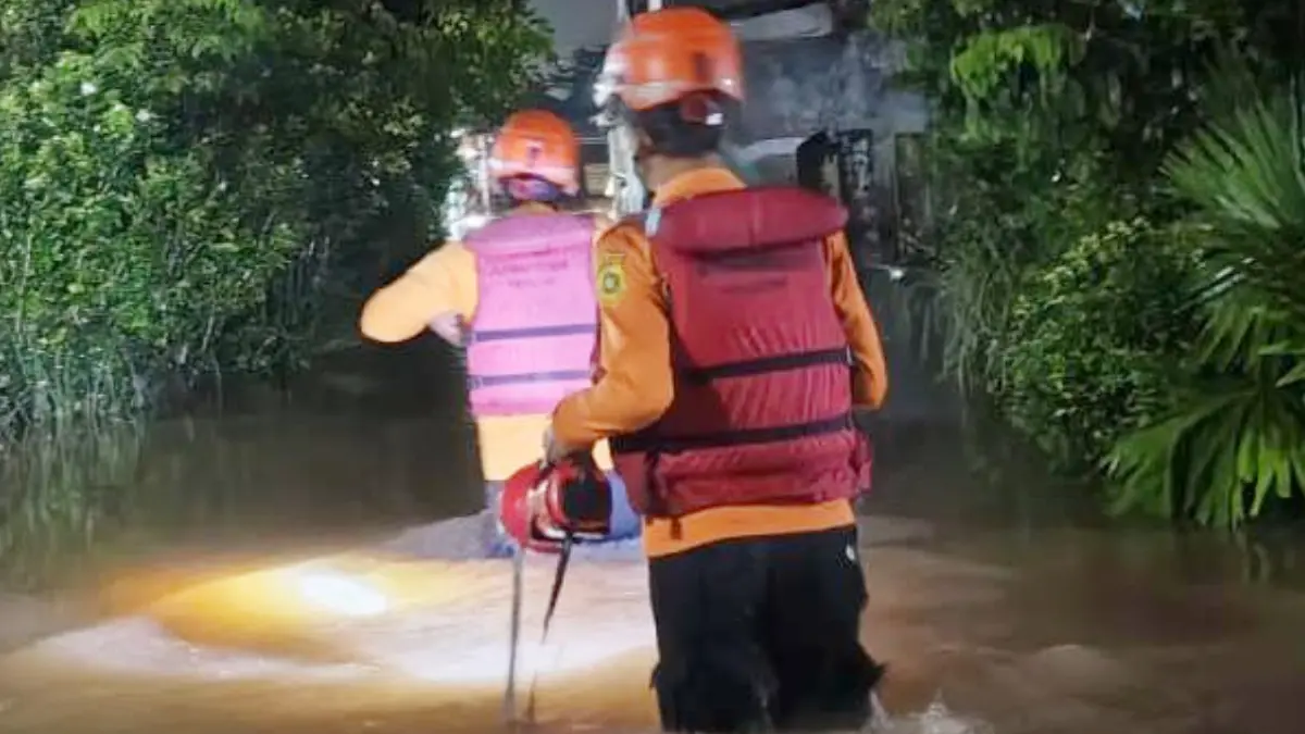 Petugas BPBD saat mendatangi lokasi banjir di wilayah Kabupaten Bogor. (Dok. BPBD Kabupaten Bogor)