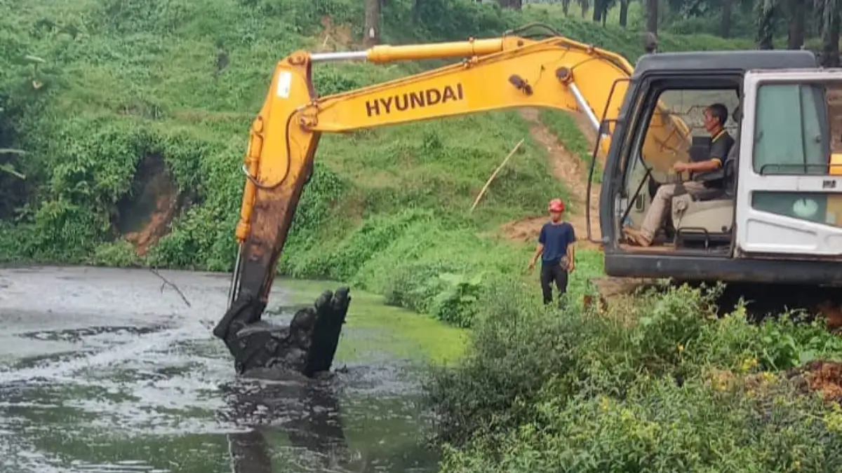 Petugas PT Perkebunan Nusantara IV Regional I-PKS Cikasungka melakukan normalisasi kolam IPAL. Perusahaan plat merah itu membantah longsornya area IPAL menyebabkan pencemaran sungai. (Dok. PTPN)