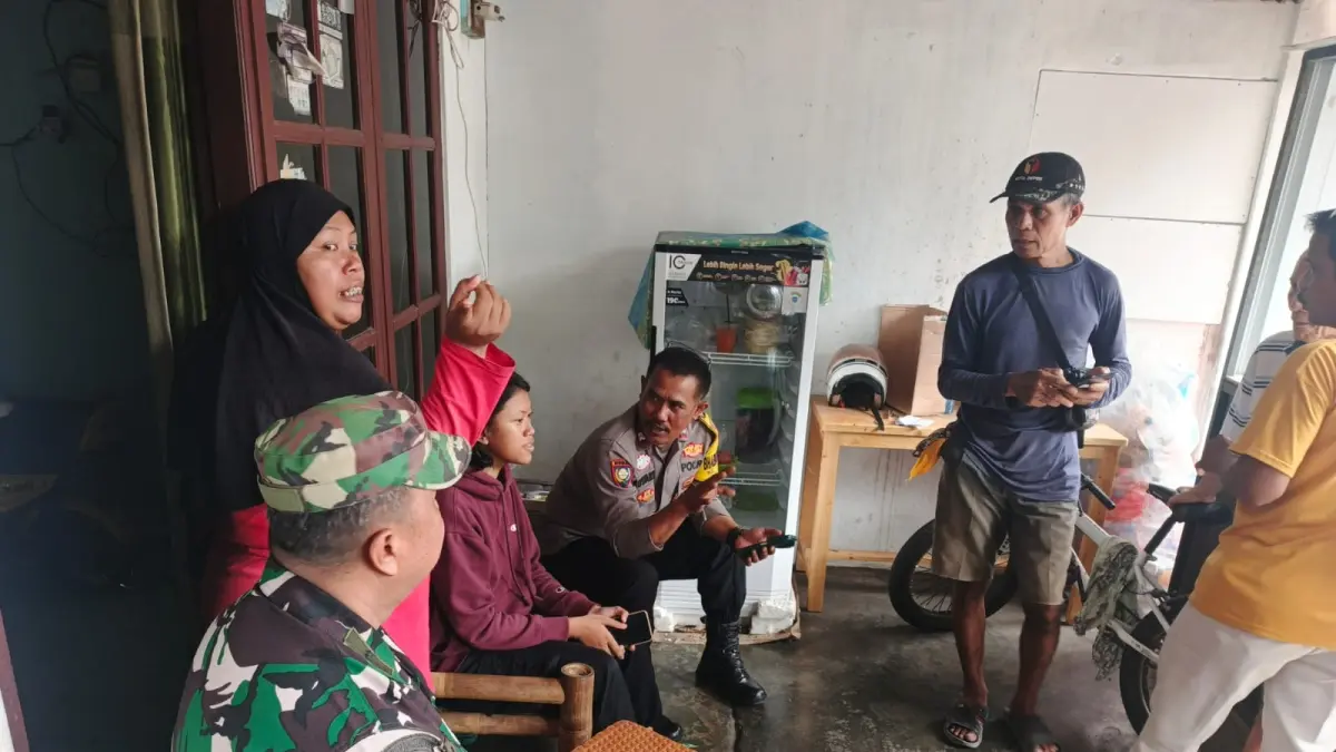 Polisi mengecek TKP terkait kabar viral pocong Jadi-Jadian di Depok. (Dok. Humas Polres Metro Depok)