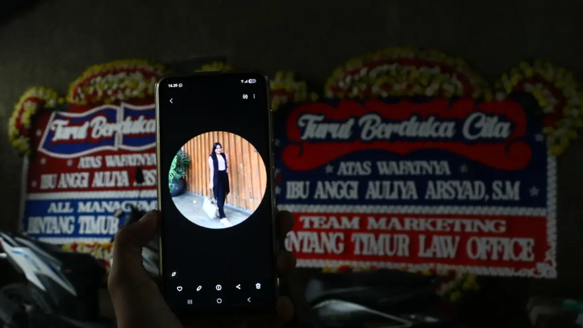 Suasana rumah duka Anggi Auliya Arsyad di Kemang, Kabupaten Bogor dipenuhi karangan bunga. (Hendi Novian/Radar Bogor)